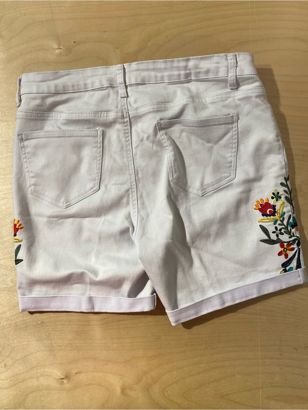 Sand Piper White Embroidered Floral Women’s Shorts 16 (SC) - Picture 10 of 10